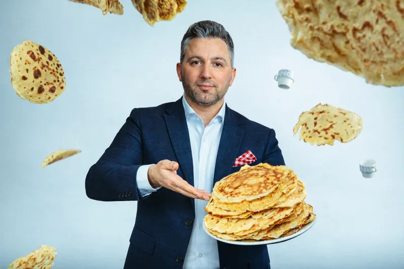 George Arakel met een stapel pannenkoeken — beeld uit de campagne van Voorbeeld Allochtoon